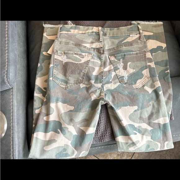 MOTHER High Waisted Looker Ankle Fray Jeans in See Me Camouflage Green…size 24 - Picture 4 of 9